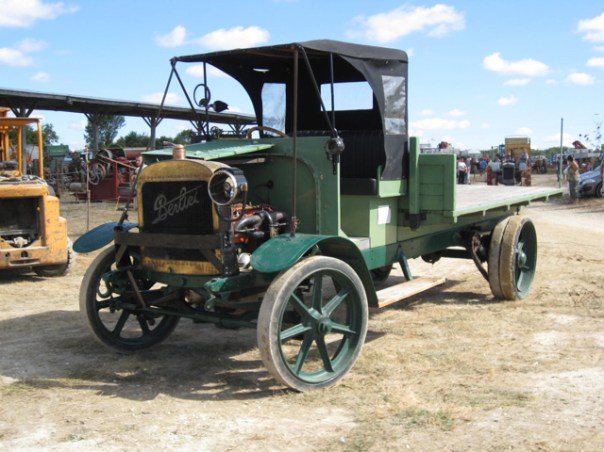 Steam Rally Souvigne Poitou-Charente Tractors Classic Car Hire Citroen DS