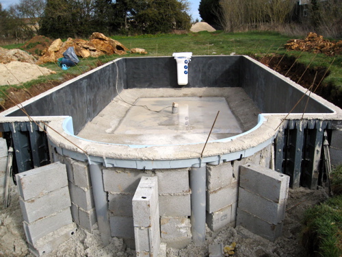 Heated swimming pool at gites in Poitou-Charentes